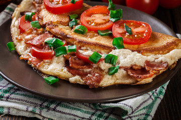 Omelette with bacon and tomatoes