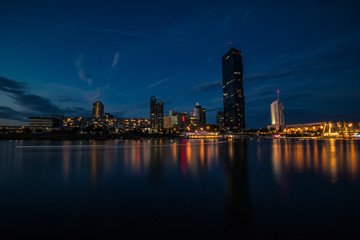 Wiener Skyline und Sommertreiben auf der Donauinsel