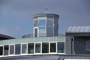 Modernes Hausdach mit Turm