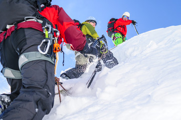 steiler Aufstieg im Schnee mit Alpin-Ausrüstung