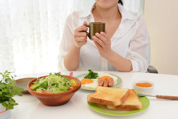 Obraz na płótnie Canvas 食事を食べる女性