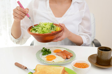 朝食を食べる女性