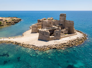 Vista aerea del castello aragonese di Le Castella. Calabria, Italia: il Mar Ionio, costruito su una...