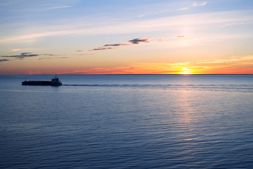 Naklejka premium Beautiful sunset over Baltic Sea - seascape with sea horizon