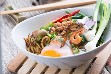 Stir fried yellow noodle 