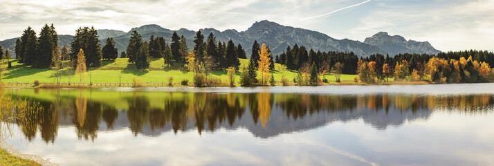 Panorama Landschaft im Allgäu mit See und Spiegelung der Berge