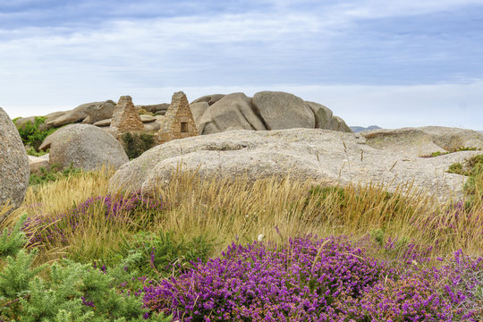 Menschliche Spuren in der Apokalypse: Steinhausruine an der C&ocirc;te de Granit Rose