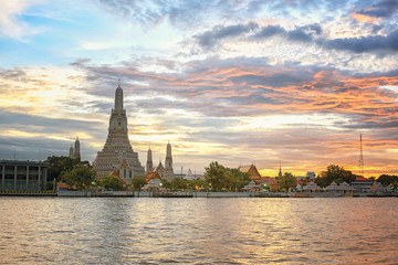 Fototapeta na wymiar Wat Arun -the Temple of Dawn in Bangkok, Thailand