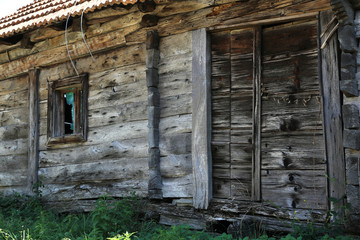 Old abandoned house / Fragments of an old house