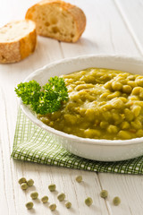Frische Erbsensuppe mit Baguette