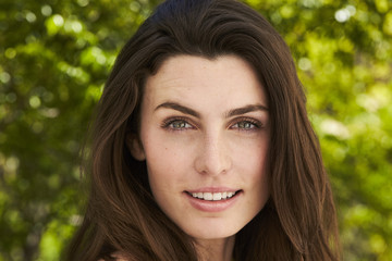 Naklejka premium Green eyed and beautiful woman smiling to camera