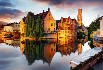 Photo sur Plexiglas Brugges Belgique - Bruges, Rozenhoedkaai avec maison Perez de Malvenda et Belfort van Brugge au coucher du soleil
