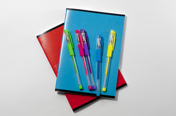Zeszyt z długopisami kolorowymi
