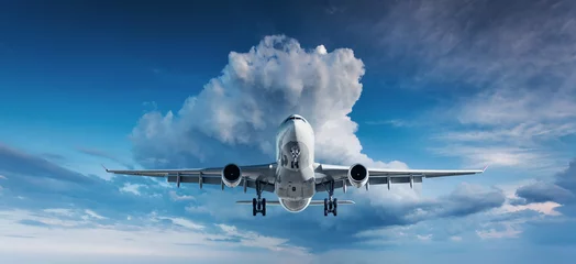 Fototapete Flugzeug Schönes Flugzeug. Landschaft mit weißem Passagierflugzeug fliegt am bewölkten Tag in den blauen Himmel mit Wolken. Reise-Hintergrund. Passagierflugzeug. Geschäftsreise. Kommerzielles Flugzeug. Flugzeug