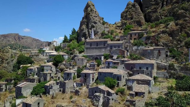 Vista aerea del Paese di Pentedattilo, chiesa e rovine del paese abbandonato, colonia greca sul Monte Calvario, la cui forma ricorda le cinque dita, il nome del Paese deriva dal greco 