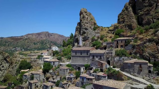 Vista aerea del Paese di Pentedattilo, chiesa e rovine del paese abbandonato, colonia greca sul Monte Calvario, la cui forma ricorda le cinque dita, il nome del Paese deriva dal greco 
