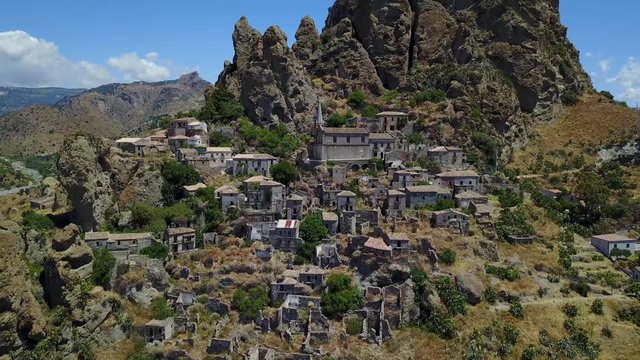 Vista aerea del Paese di Pentedattilo, chiesa e rovine del paese abbandonato, colonia greca sul Monte Calvario, la cui forma ricorda le cinque dita, il nome del Paese deriva dal greco 