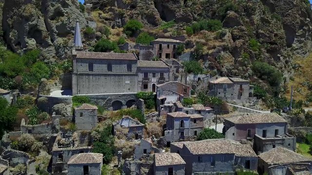 Vista aerea del Paese di Pentedattilo, chiesa e rovine del paese abbandonato, colonia greca sul Monte Calvario, la cui forma ricorda le cinque dita, il nome del Paese deriva dal greco 