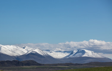 Fototapeta na wymiar Islands schneebedeckte Berge