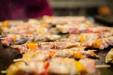 Salamelle alla piastra che cuociono