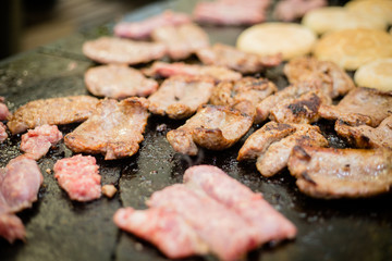 Salamelle alla piastra che cuociono