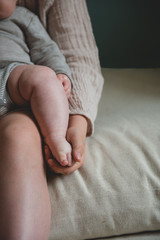 kleiner fuß eines babys in der hand der Schwester