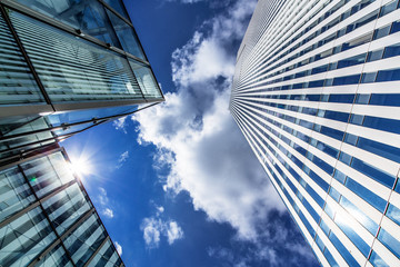 Fototapeta na wymiar ビルに映る青空と雲
