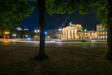 Fototapeta premium Brandenburger Tor in Berlin am Abend, Deutschland