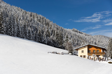 Ferienhaus in den Alpen. Winterlandschaft
