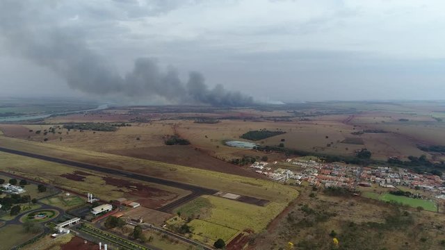 Fuma&ccedil;a preta no horizonte