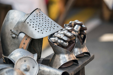 Armi appena forgiate dal fabbro in stile medioevale 