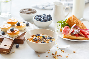 granola with yogurt, sandwiches with meat and avocado, and mini cheesecakes