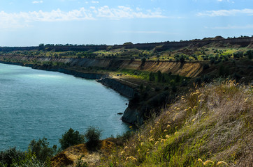 Вид на склон заброшенного карьера, часть озера