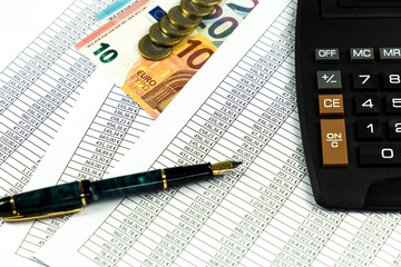 Geld, Finanzen, Steuern berechnen mit Taschenrechner vor weißem Hintergrund