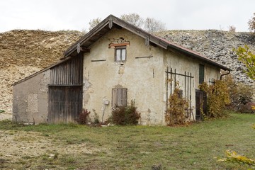Fototapeta na wymiar Hütte im Steinbruch