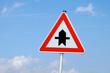 warnschild achtung an der nächsten kreuzung