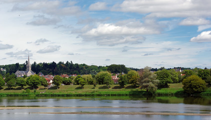 Fototapeta na wymiar Village de Briare et rive de Loire