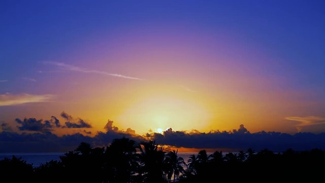 Восход солнца в облаках на Карибском море, Куба
