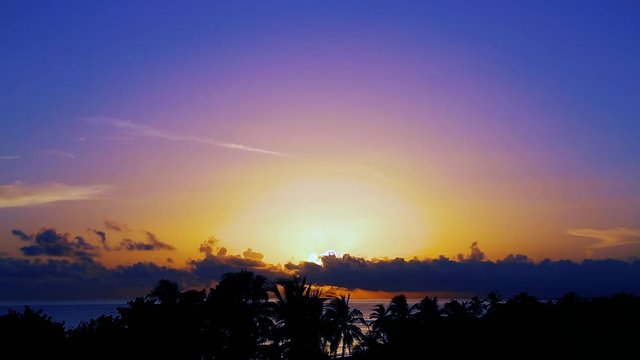 Восход солнца в облаках на Карибском море, Куба