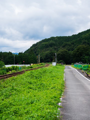 線路沿いの田舎道