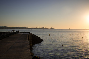 Obraz premium Saint Jean de Luz podczas zachodu słońca latem