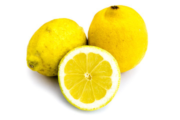 Zitrone frisch gelb lemmon zitronen isoliert freigestellt auf weißen Hintergrund, Freisteller
