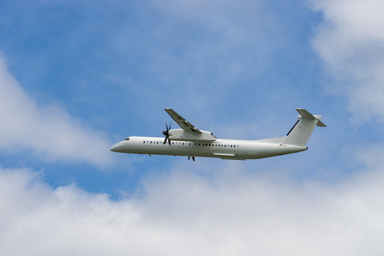 Bombardier DHC-8-400 takeoff