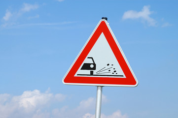 warnschild achtung fahrbahnverschmutzung