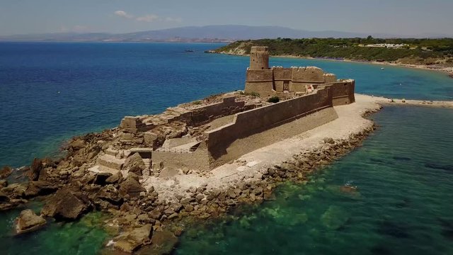 Vista aerea del castello aragonese di Le Castella, Le Castella, Calabria, Italia: il Mar Ionio, costruito su una piccola striscia di terra che domina la Costa dei Saraceni