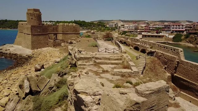 Vista aerea del castello aragonese di Le Castella, Le Castella, Calabria, Italia: il Mar Ionio, costruito su una piccola striscia di terra che domina la Costa dei Saraceni