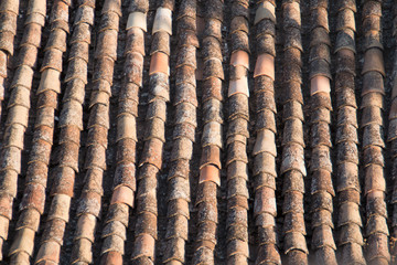 Tejas antiguas en un tejado