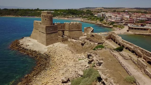 Vista aerea del castello aragonese di Le Castella, Le Castella, Calabria, Italia: il Mar Ionio, costruito su una piccola striscia di terra che domina la Costa dei Saraceni