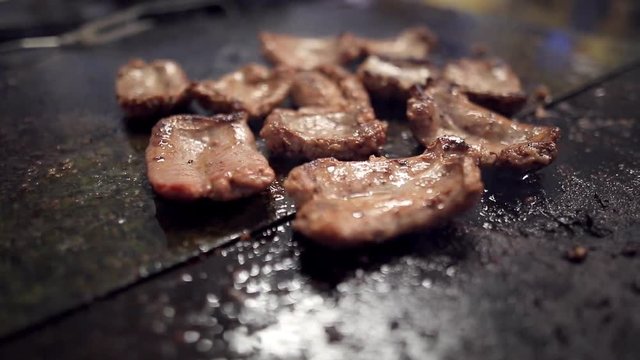 Salamelle alla piastra che cuociono