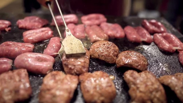 Salamelle alla piastra che cuociono